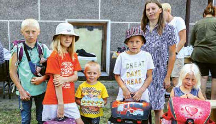Licht im Osten jährlich rund 2900 Kinder mit Schulmaterial, passender Kleidung und einem Schulsack aus.