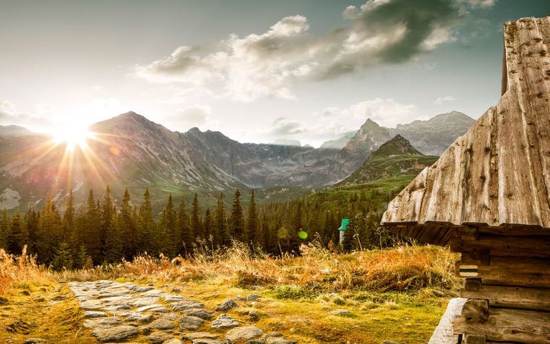 Hohe Tatra in Polen nahe Zakopane, Sonnenaufgang über den Bergen im Tatra-Nationalpark