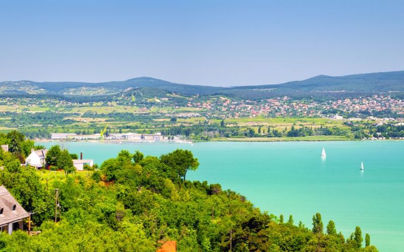 Panoramablick über den Balaton (Plattensee) in Ungarn, mit Segelbooten und umliegenden Hügeln