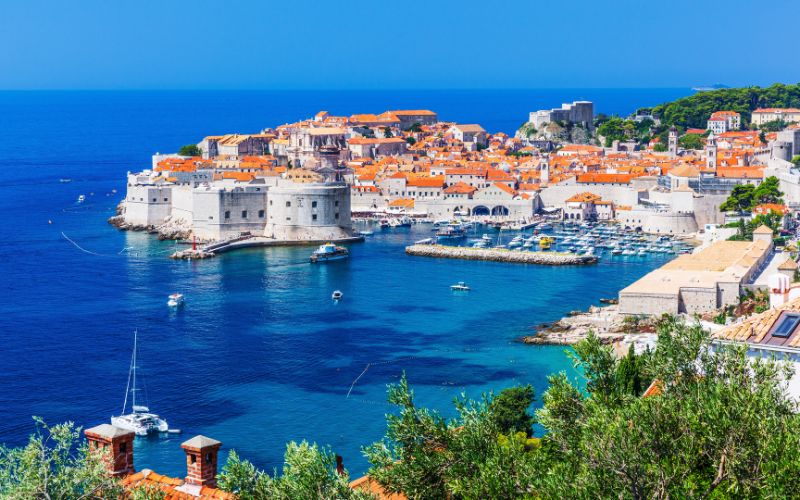 Dubrovnik in Kroatien – Panorama der Altstadt mit Stadtmauern, Hafen und roter Dachlandschaft an der Adriaküste