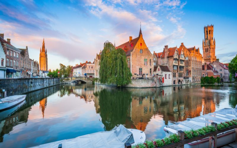 Bruges en Belgique - Panorama de la vieille ville avec ses canaux, son beffroi et son architecture médiévale