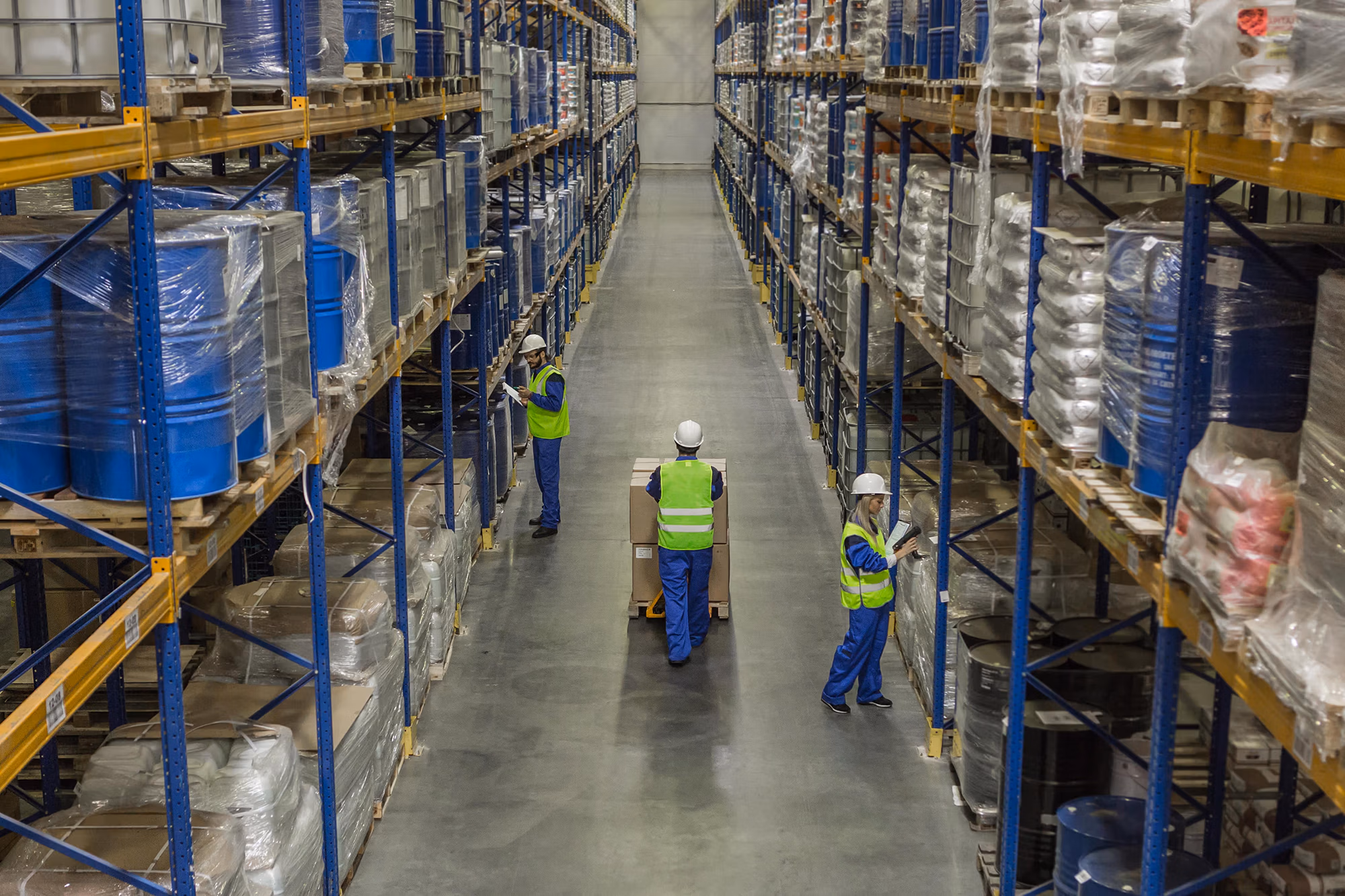 Personale i lager – illustration til førstehjælpskurser for personale i fabriks- og byggebranchen, lager og produktion.