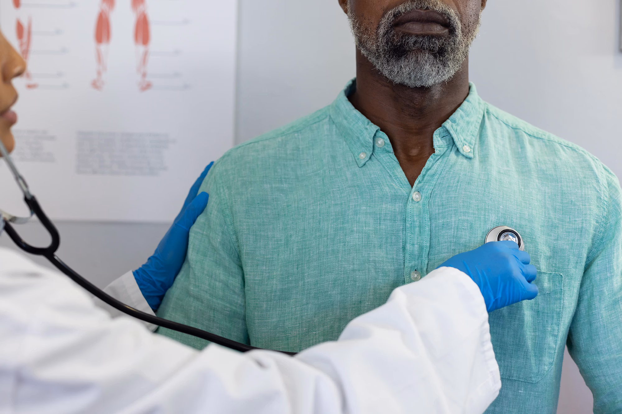 Sygeplejerske og patient – illustration til førstehjælpskurser for for personale i sundhedssektoren.