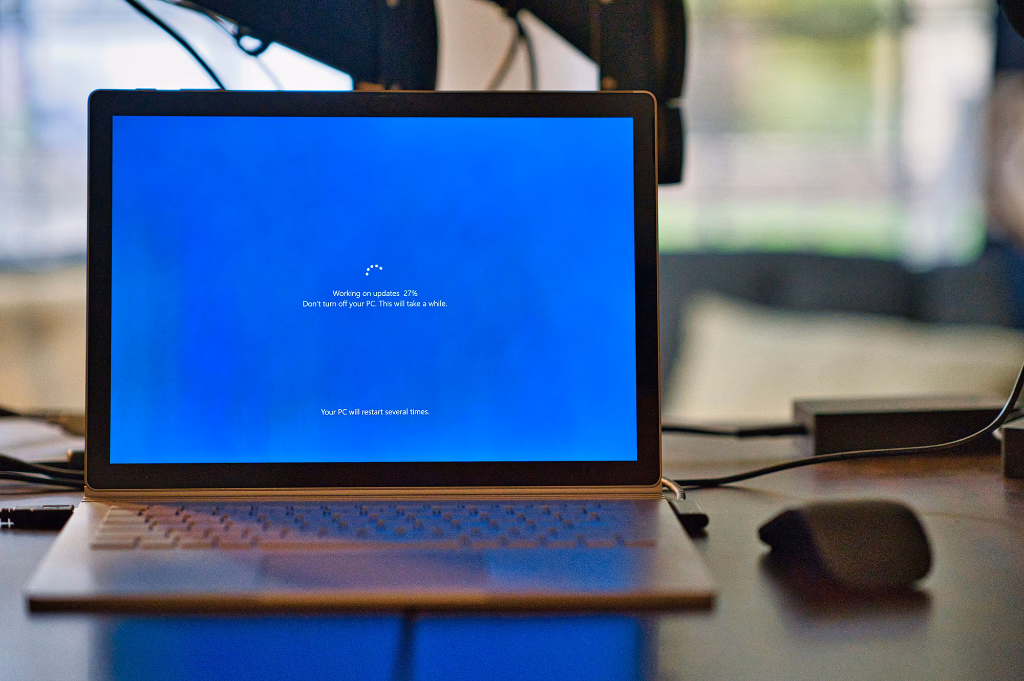 Computer der viser en skærm med opdatering af windows – illustration til opdatering og genopfriskning af jeres førstehjælps- og brandkurser.