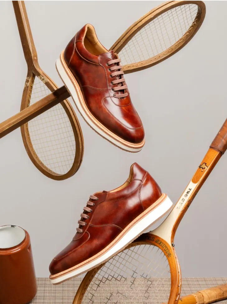 Zdjęcie lifestylowe butów i rakiet tenisowych retro