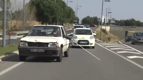 pessoa cega tentando dirigir um carro