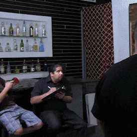 pessoas se encarando querendo saber a resposta