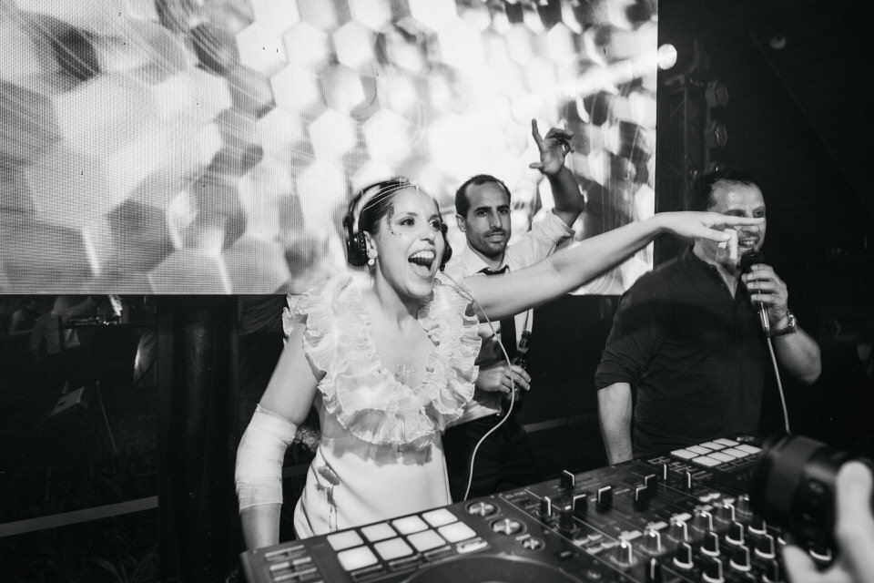 Soy Rodri, fotógrafo de casamientos en Uruguay. Bodas en Montevideo y Punta del Este. Fotos y video que capturan la sinceridad y emoción de tu historia. Weddings.