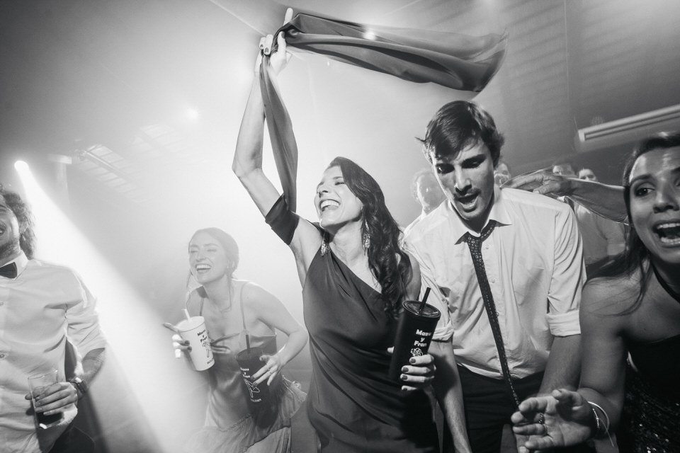 Soy Rodri, fotógrafo de casamientos en Uruguay. Bodas en Montevideo y Punta del Este. Fotos y video que capturan la sinceridad y emoción de tu historia. Weddings.