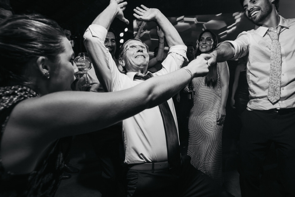 Soy Rodri, fotógrafo de casamientos en Uruguay. Bodas en Montevideo y Punta del Este. Fotos y video que capturan la sinceridad y emoción de tu historia. Weddings.