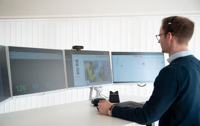 Telenotarzt überwacht Rettungseinsatz per Videoschalte und Vitaldaten an Drei-Monitor-Arbeitsplatz