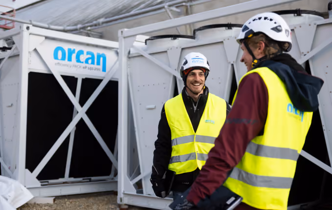Mitarbeiter von Orcan Energy vor Anlagen zur Energierückgewinnung