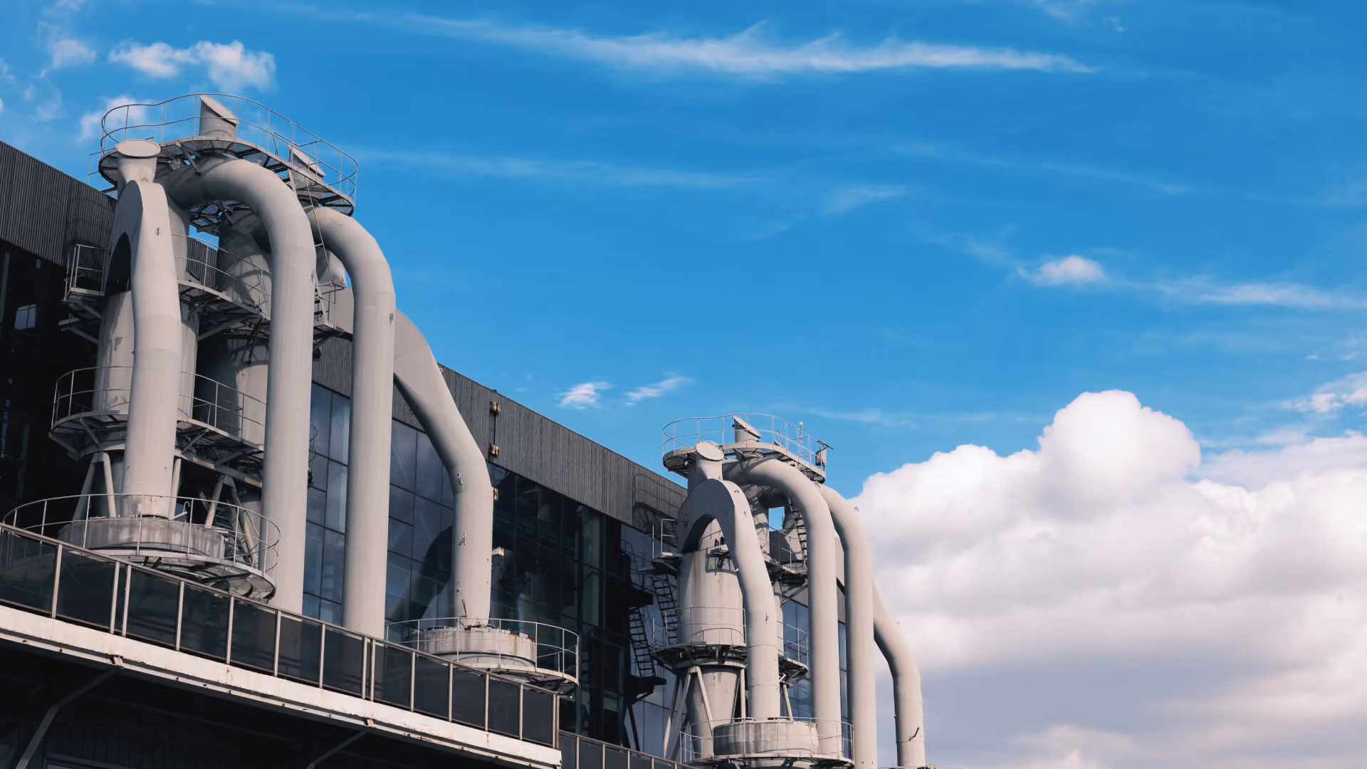 Industrieanlage mit Rohrsystemen zur Energierückgewinnung