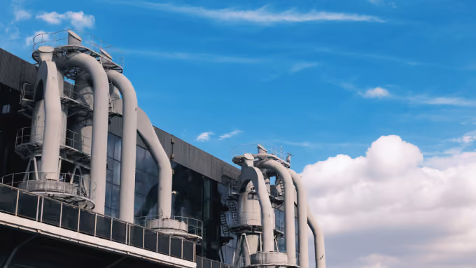 Industrieanlage mit Rohrsystemen zur Energierückgewinnung