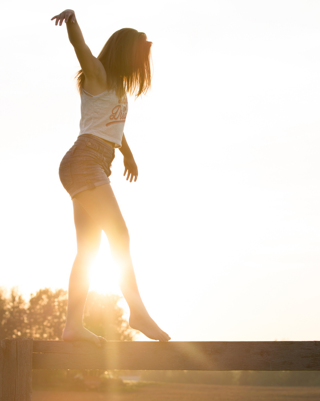 femmes en équilibre avec un rayon de soleil venant derrière elle