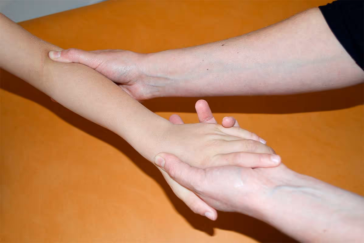 Ostéopathe pour enfants à  La Rochelle // Armelle Delaval