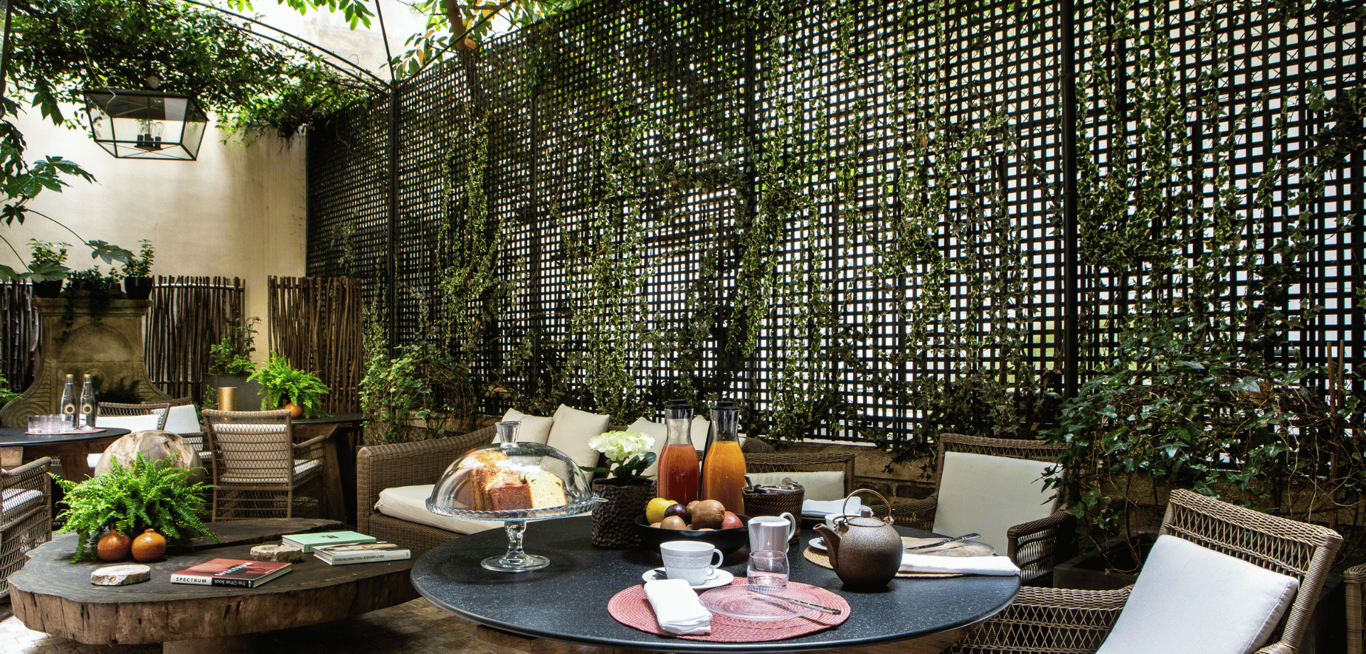 Une terrasse d'hôtel parisienne moderne à l'Hôtel Récamier, avec un revêtement de sol en bois et du mobilier contemporain.