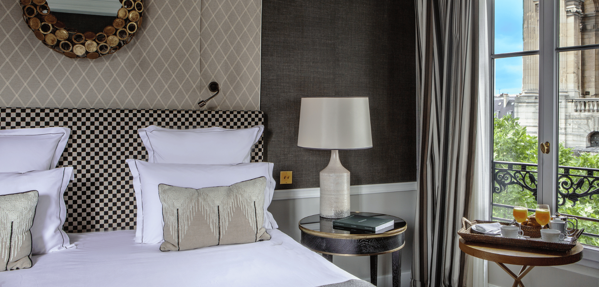 Vue intérieure d'une chambre de l'Hôtel Récamier, offrant un aperçu du design raffiné et du luxe parisien.