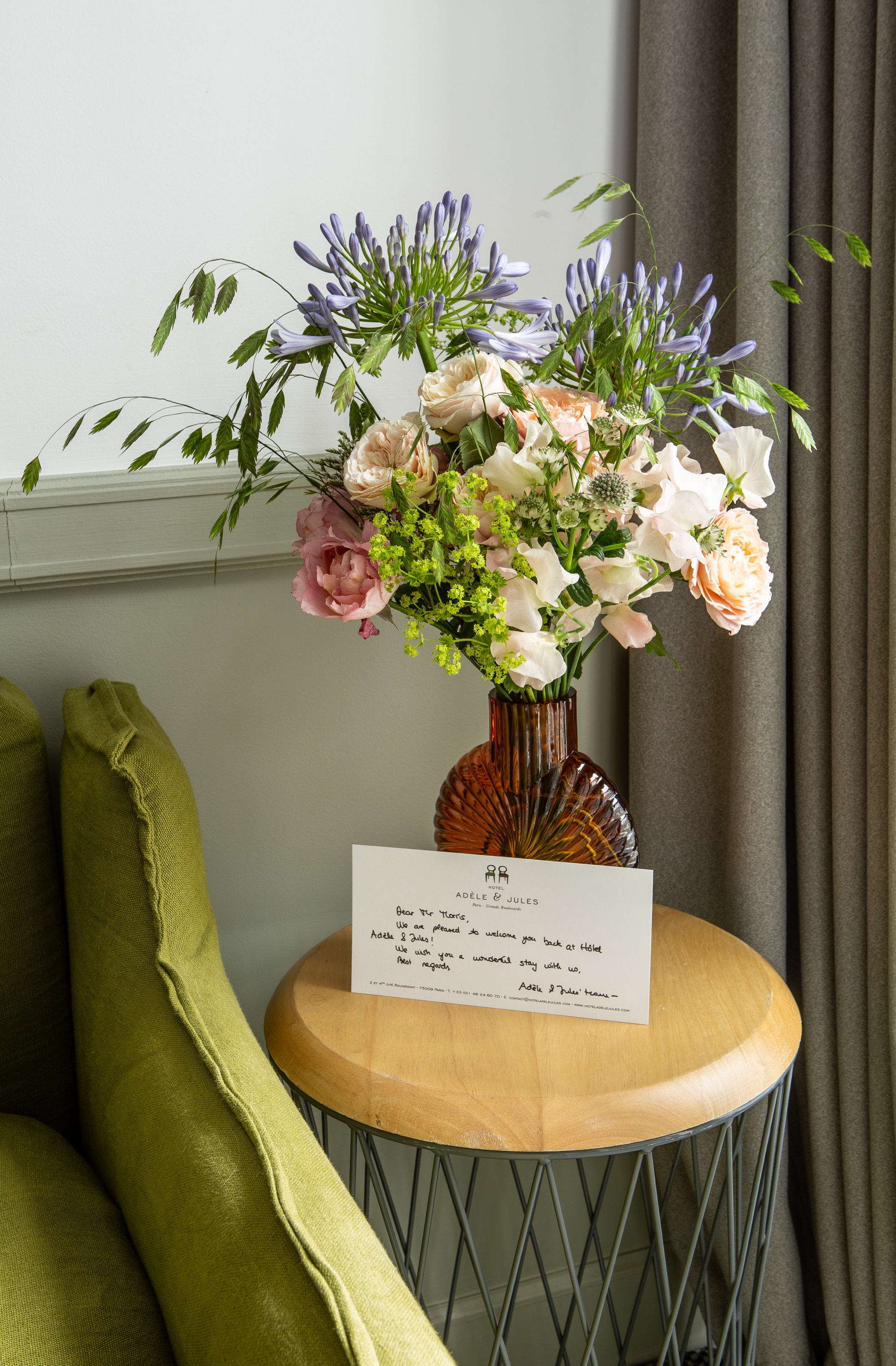 joli bouquet de fleurs dans un petit vase avec mot d'accueil