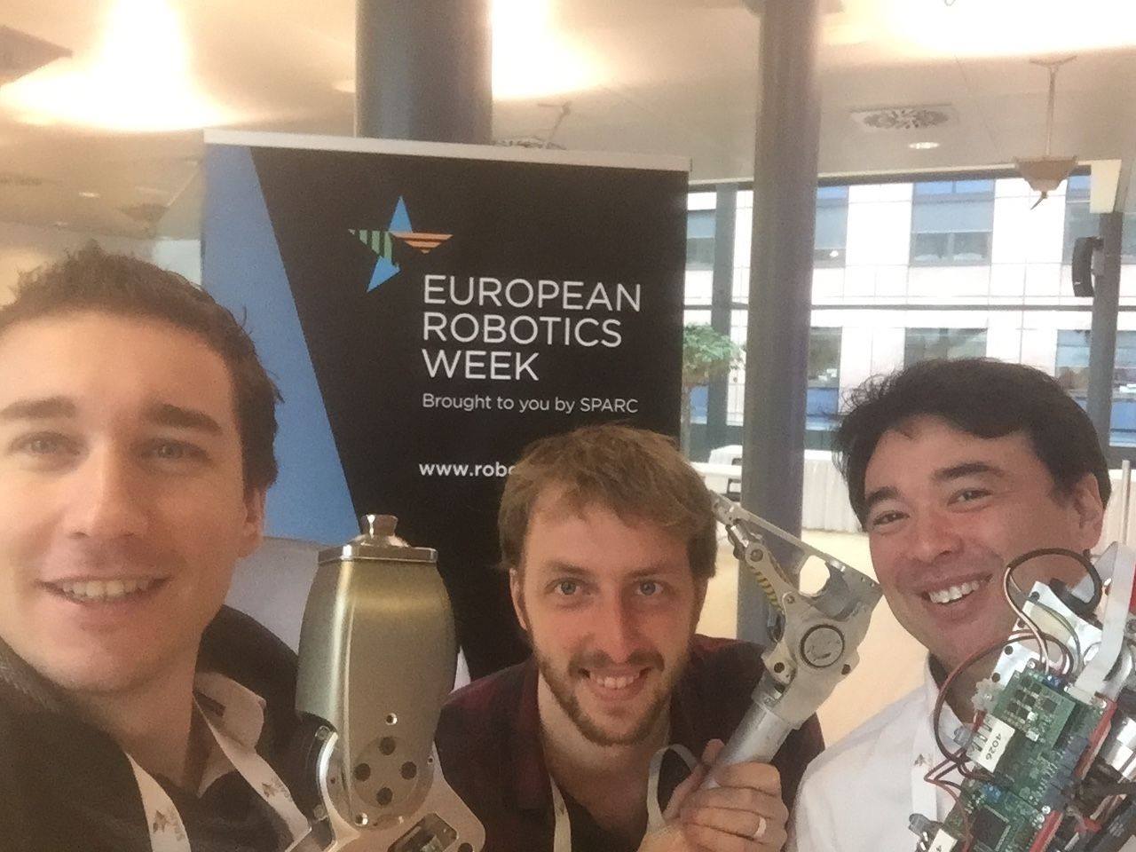 Brubotics et Axiles Bionics montrant leurs prototypes de recherche à la European Robotics Week en 2017