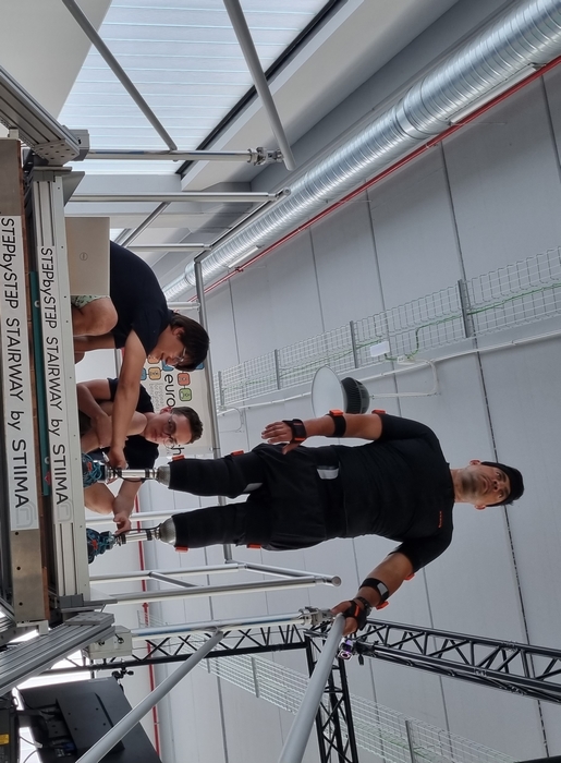 Prise de données sur un amputé bilatéral à l'Eurobench à Madrid au dessus d'escaliers