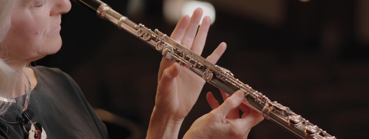 carol wincenc demonstrating how to hold the flute to play trills properly