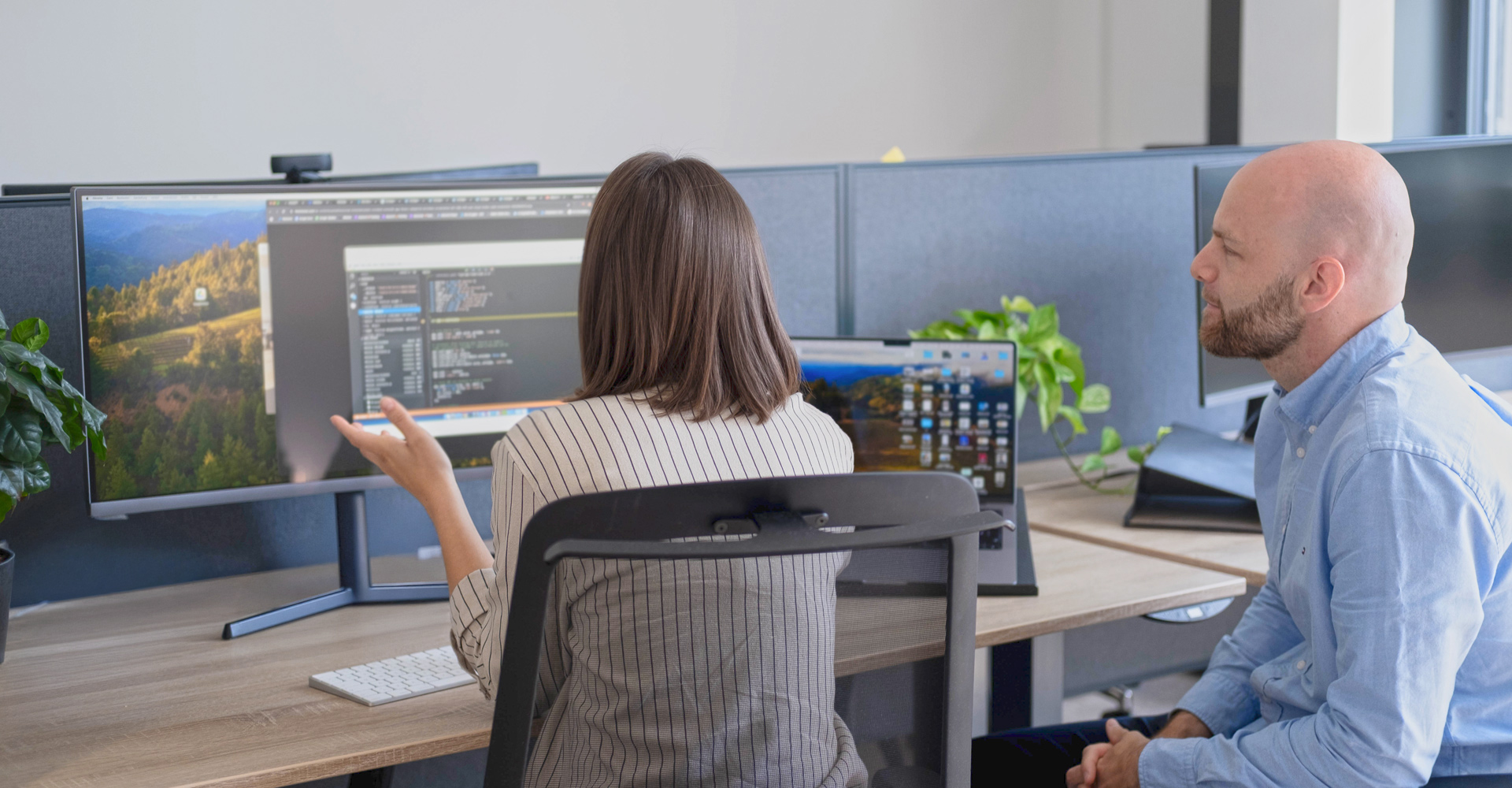 Software Engineers arbeiten gemeinsam an einem Schreibtisch