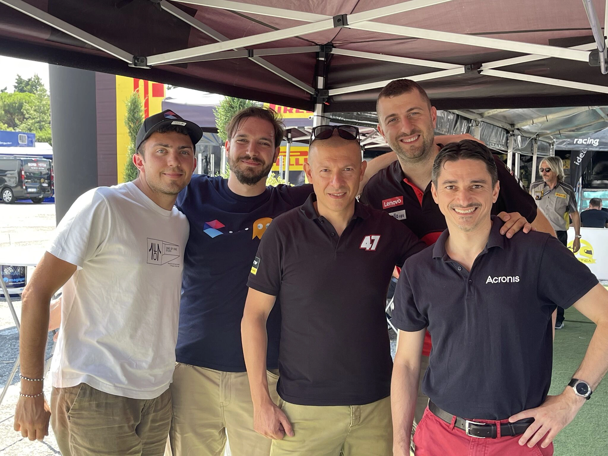 Foto di gruppo ai box di Martin 47