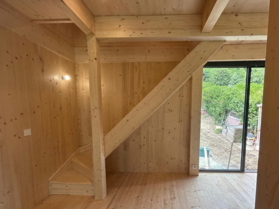 Escalier en bois avec contre-marche