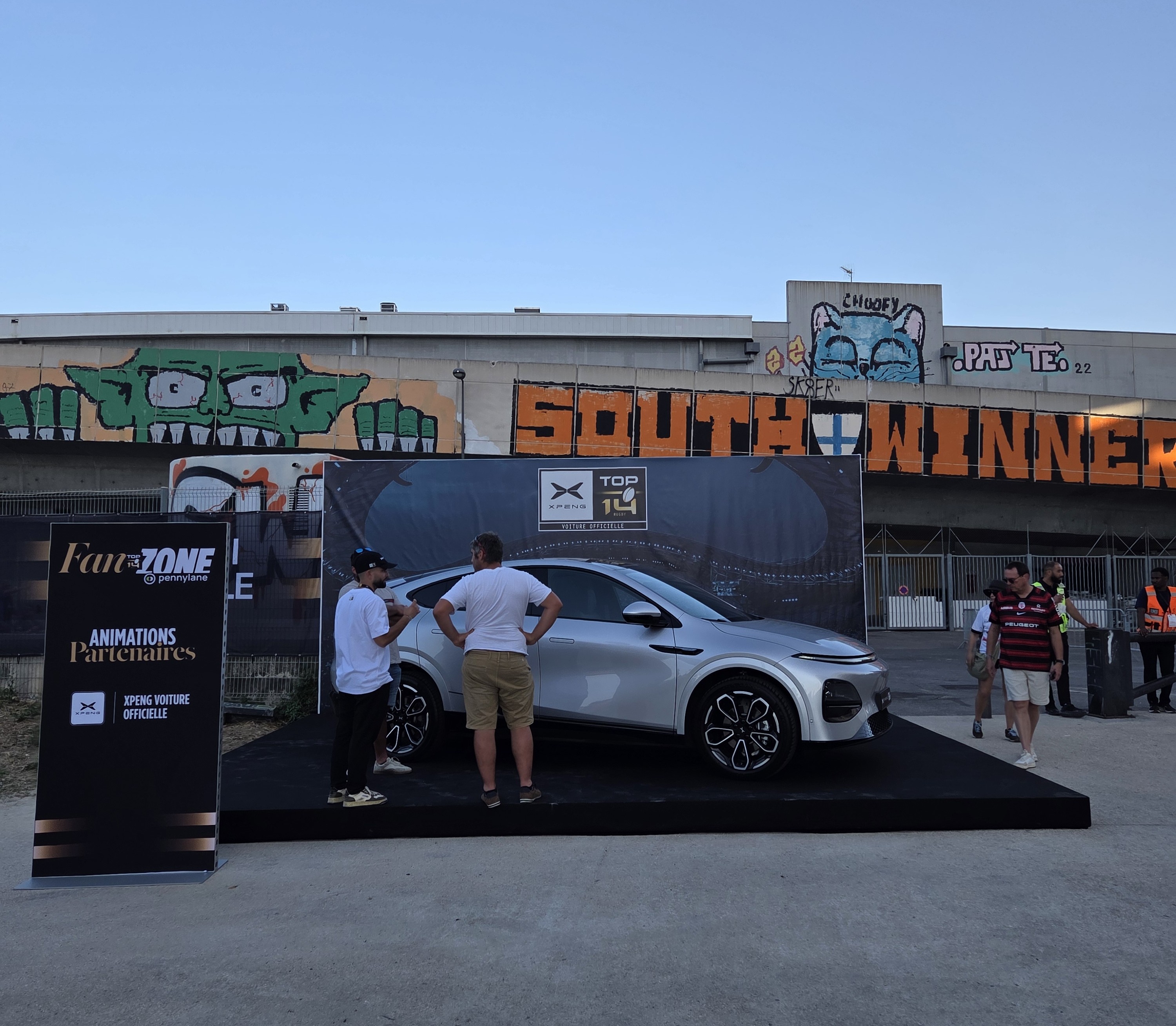 voiture Xpeng sur Podium bois Moduléo