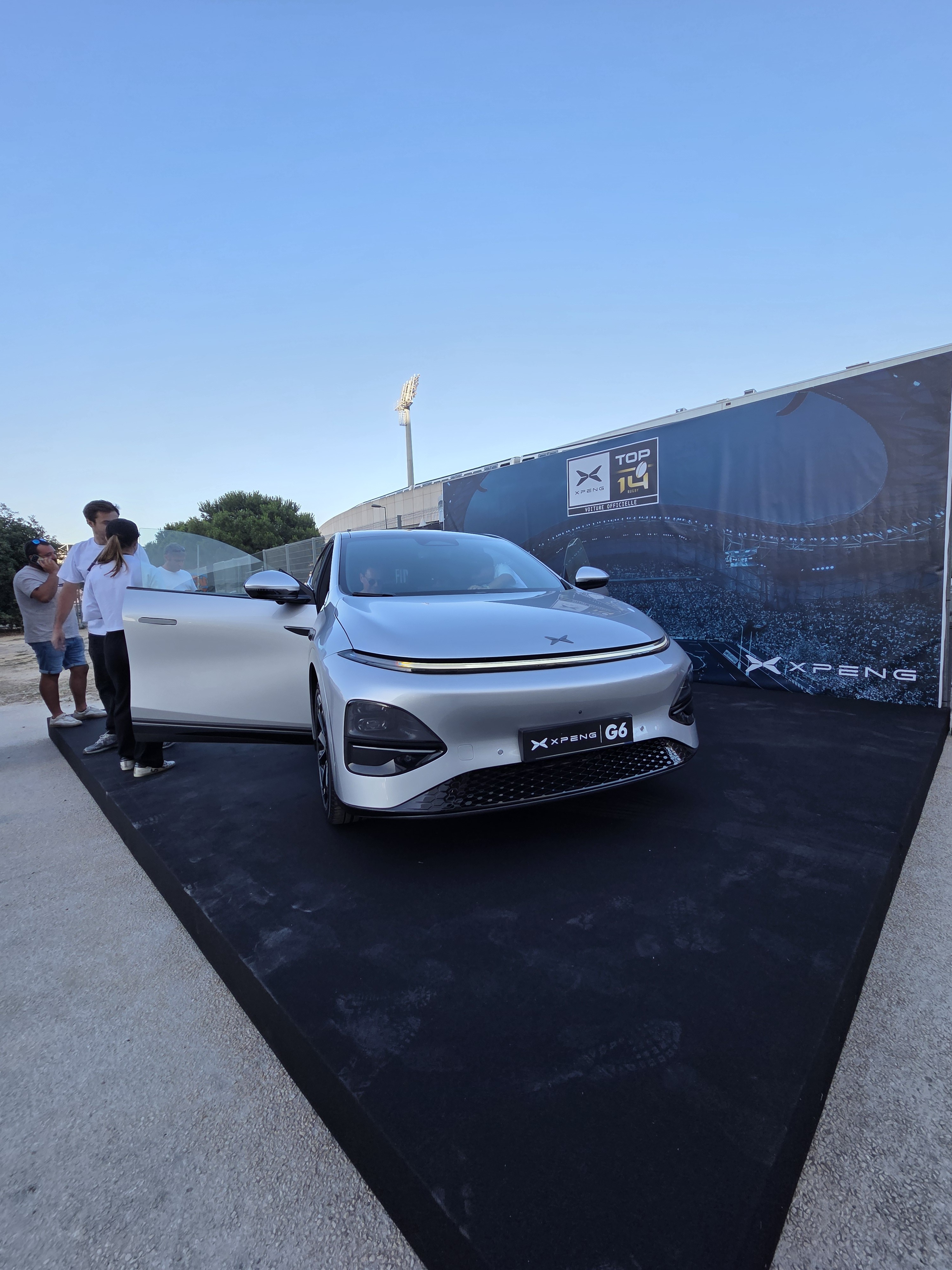 voiture Xpeng sur Podium bois Moduléo