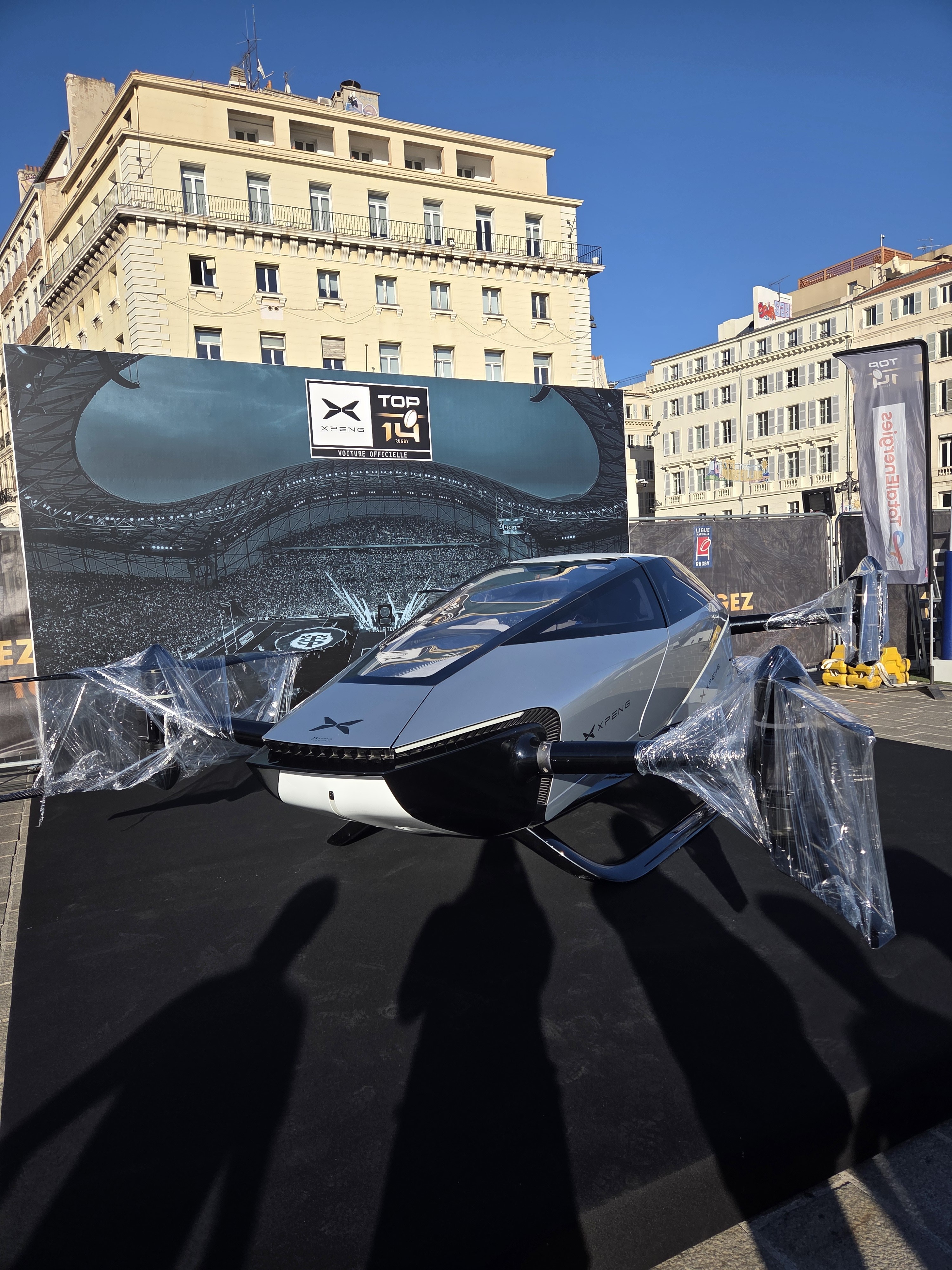 voiture volante Xpeng sur Podium bois Moduléo
