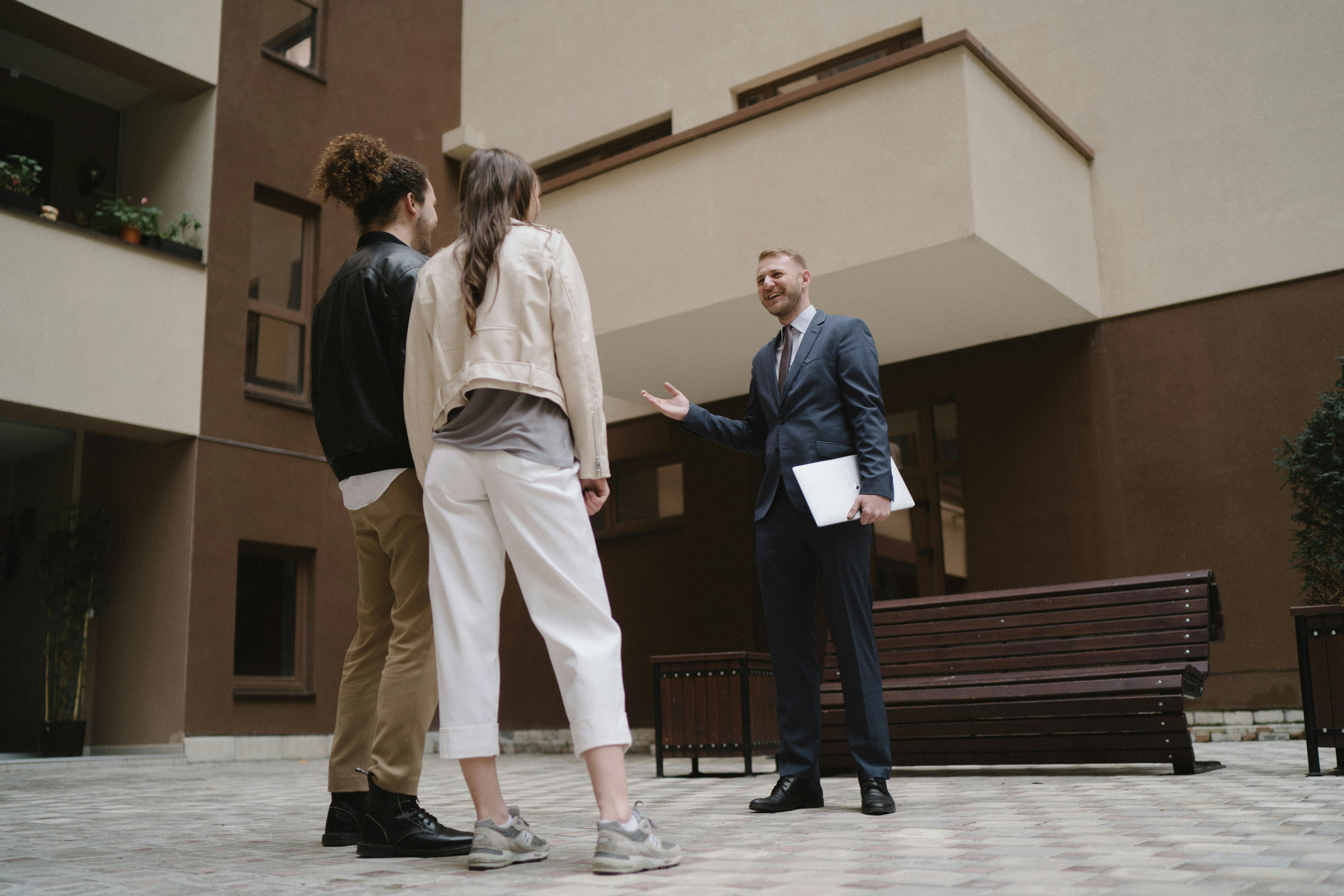 AI Leasing Assistants vs. Traditional Leasing Agents: What’s the Right Fit for Your Property?