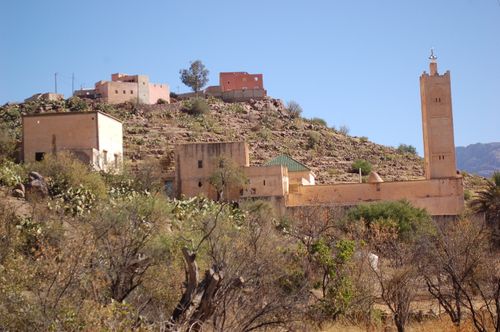 Photographie d'une école coranique sur une montagne en plein jour avec un ciel bleu clair