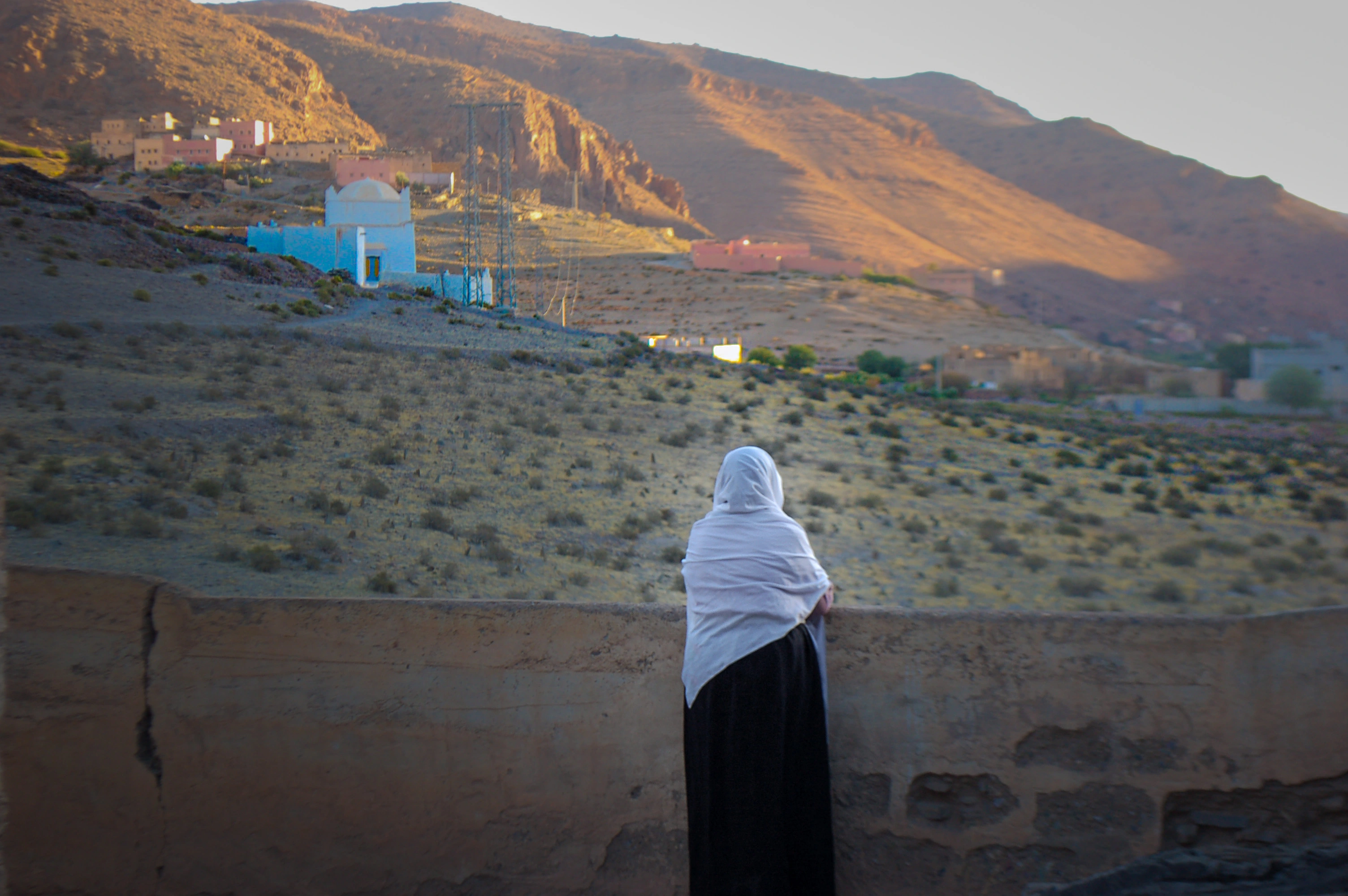 Femme Amazigh Marocaine en train de contempler les montagne de l'atlas