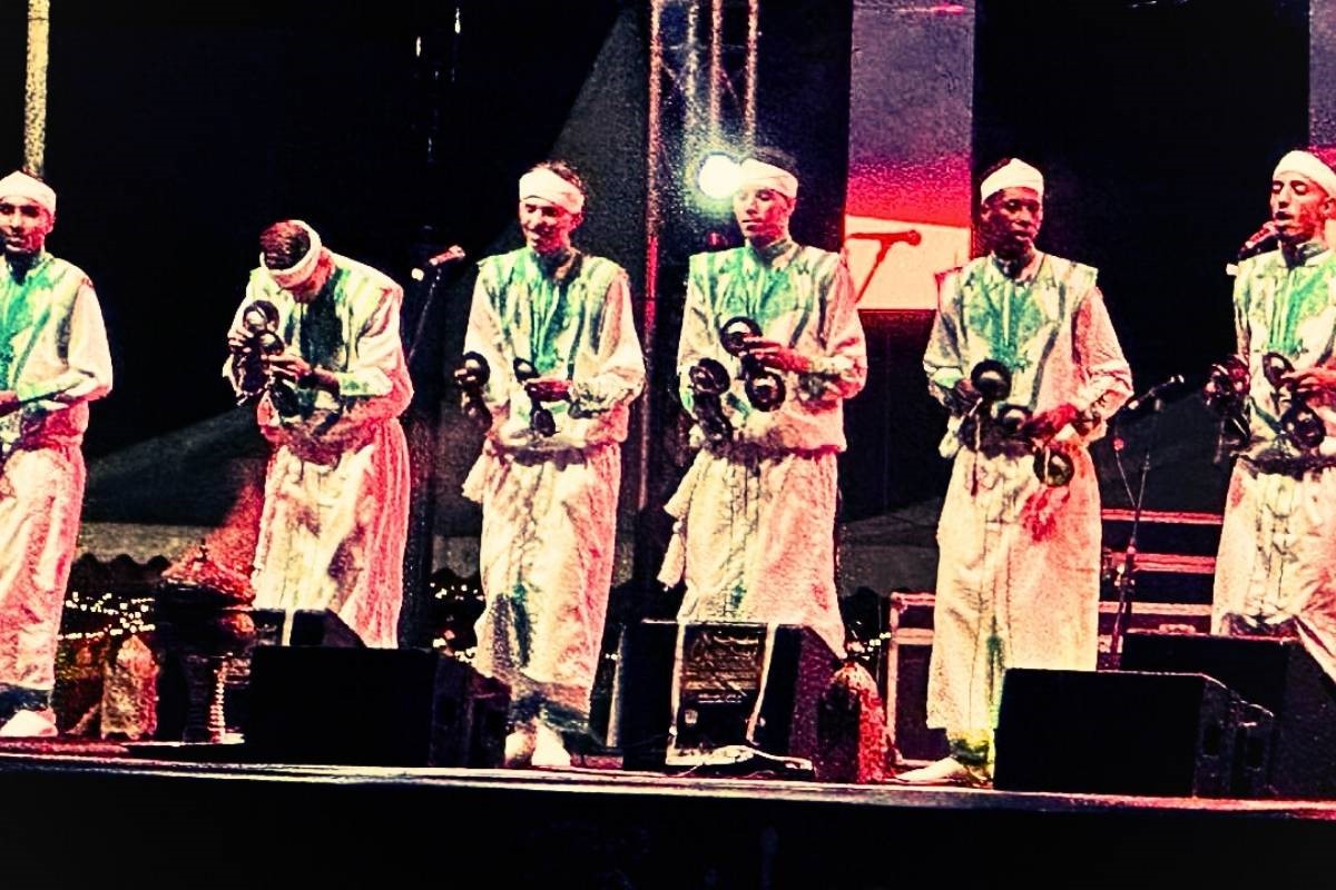 Festival Izouran Gnawa 2025 à Agadir, scène gnawa en plein air devant un large public
