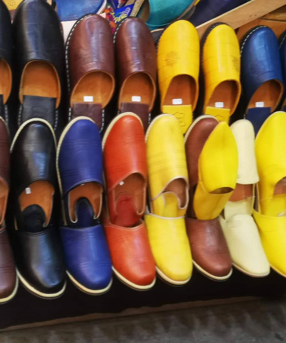 Babouches marocaines multicolores en cuir – artisanat traditionnel