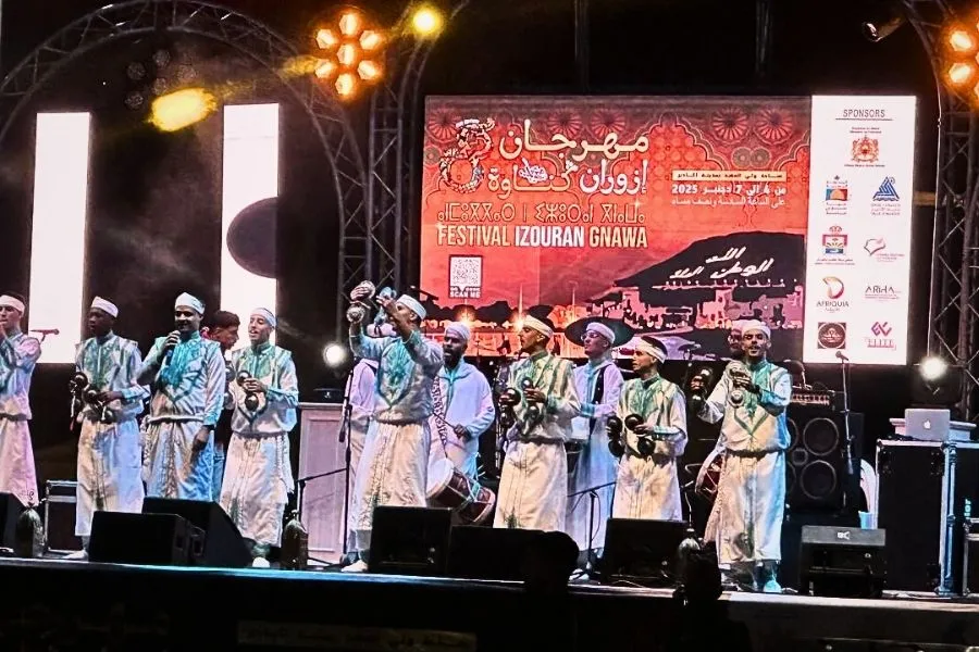 Festival Izouran Gnawa 2025 à Agadir, scène gnawa en plein air devant un large public