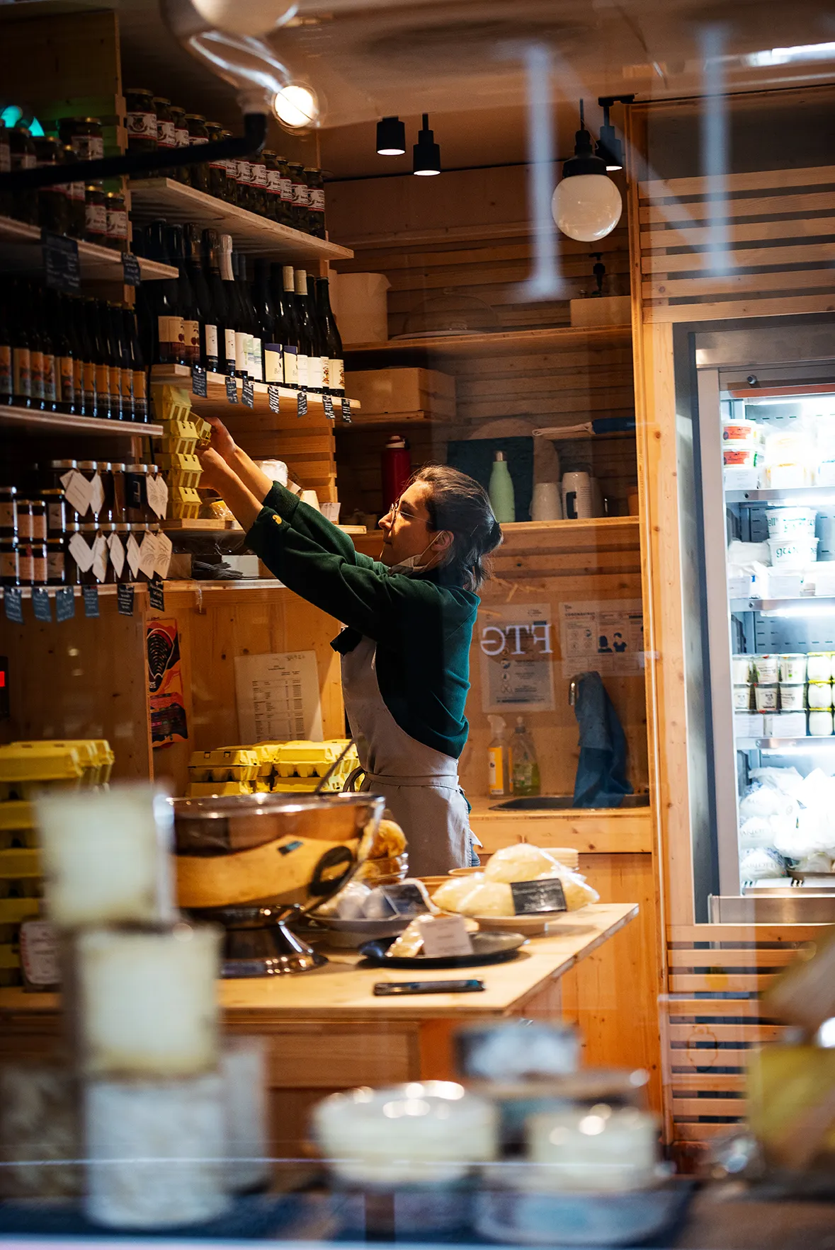 Femme dans sa boutique