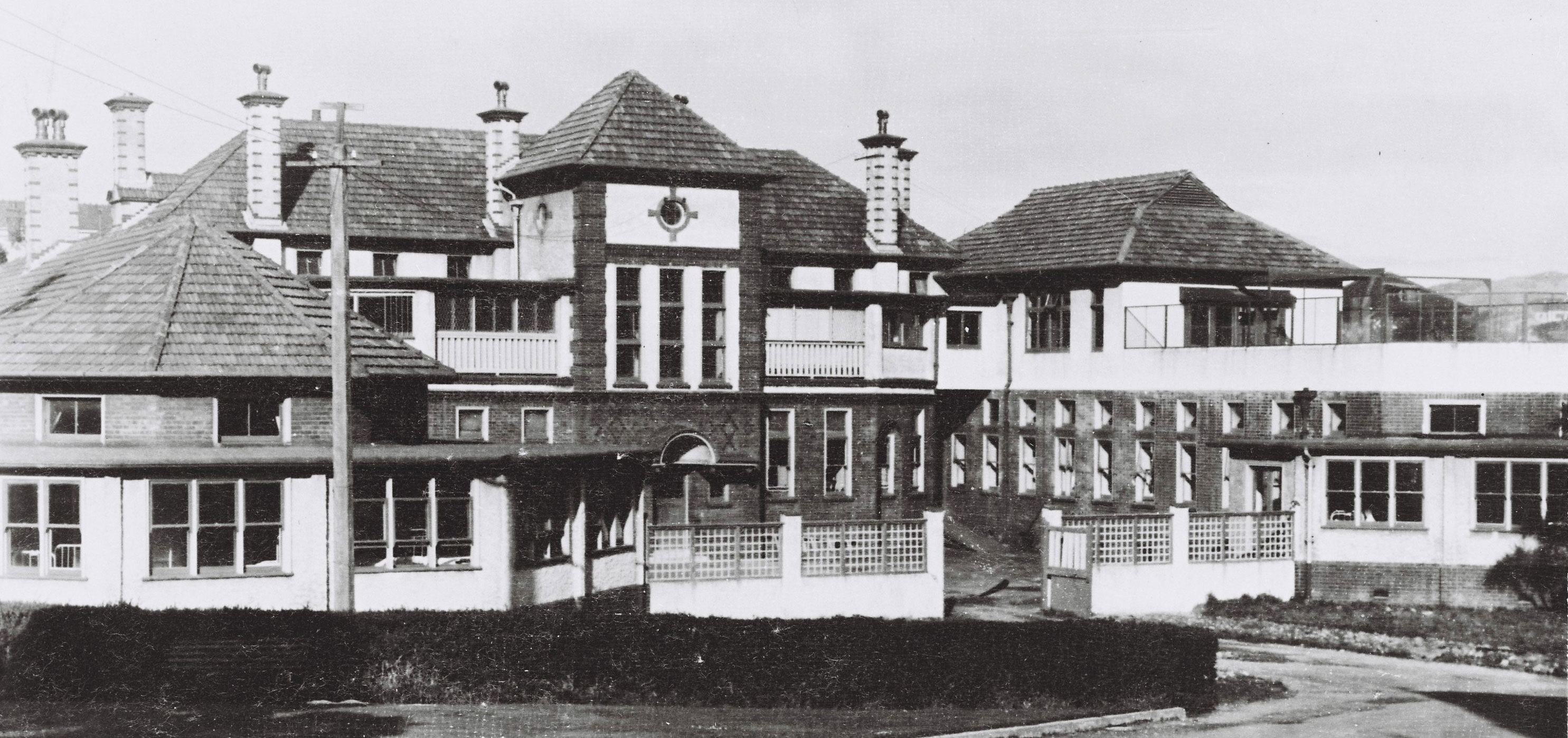 New sun deck completed (on right). Wellington Hospital Archives, as gathered by Ron Easthope, honorary archivist and retired cardiologist. Further image details unknown; reproduced with permission from Health New Zealand | Te Whatu Ora. 