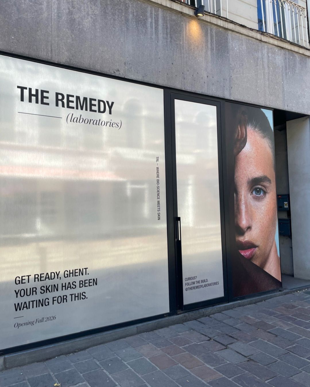 Gevel met raamstickers the remedy laboratories