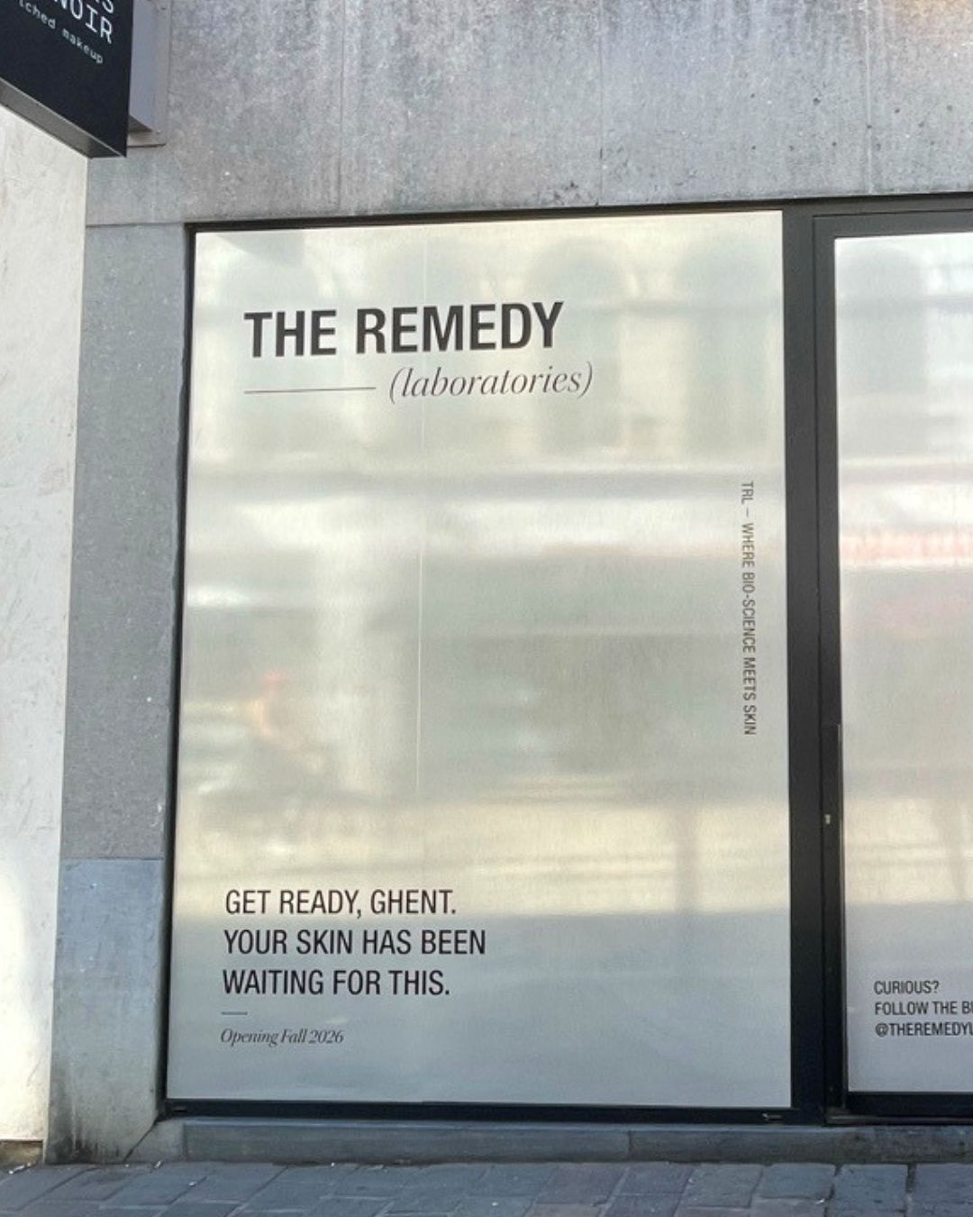 Gevel met raamstickers the remedy laboratories