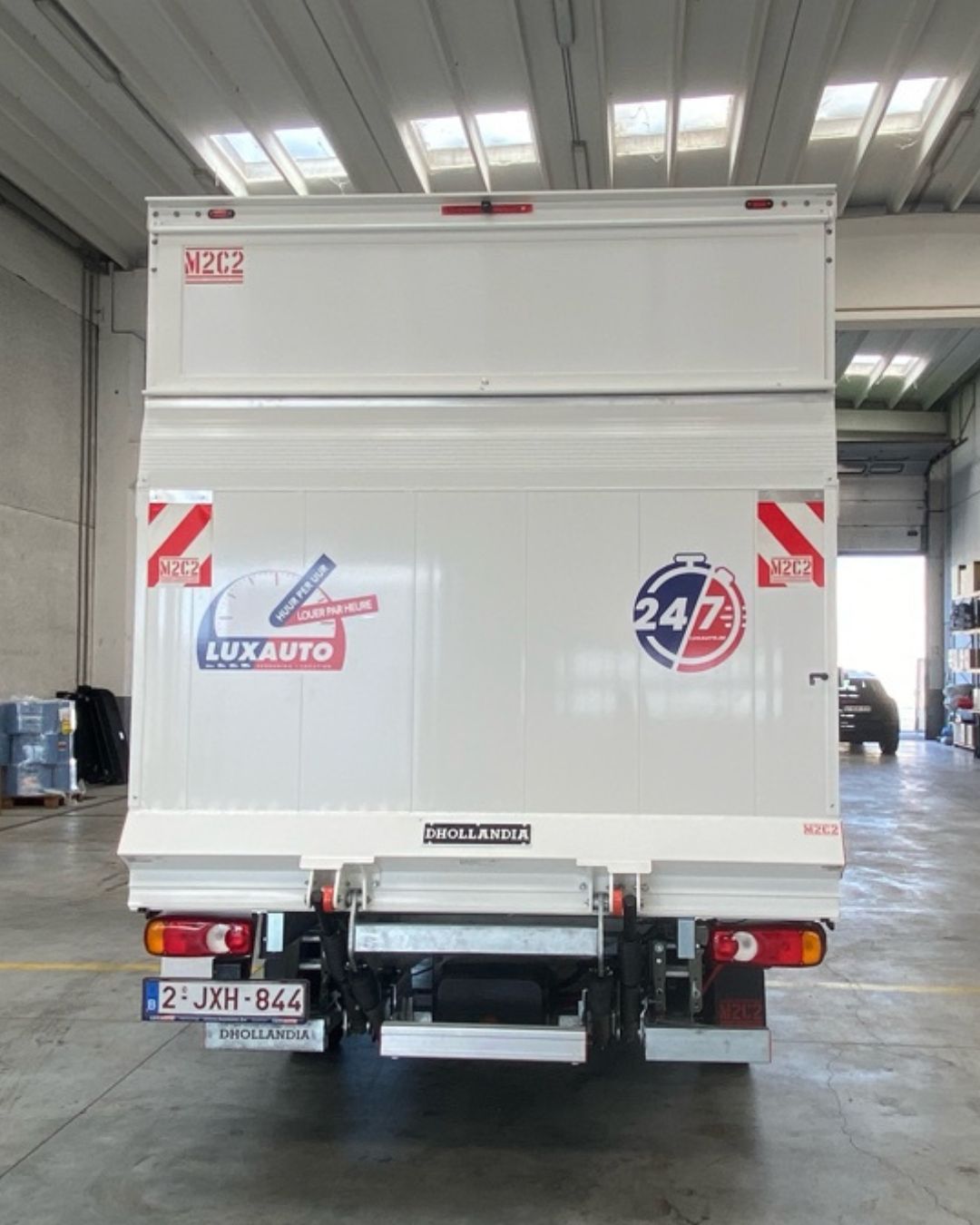 Achterkant camionette met stickers luxauto