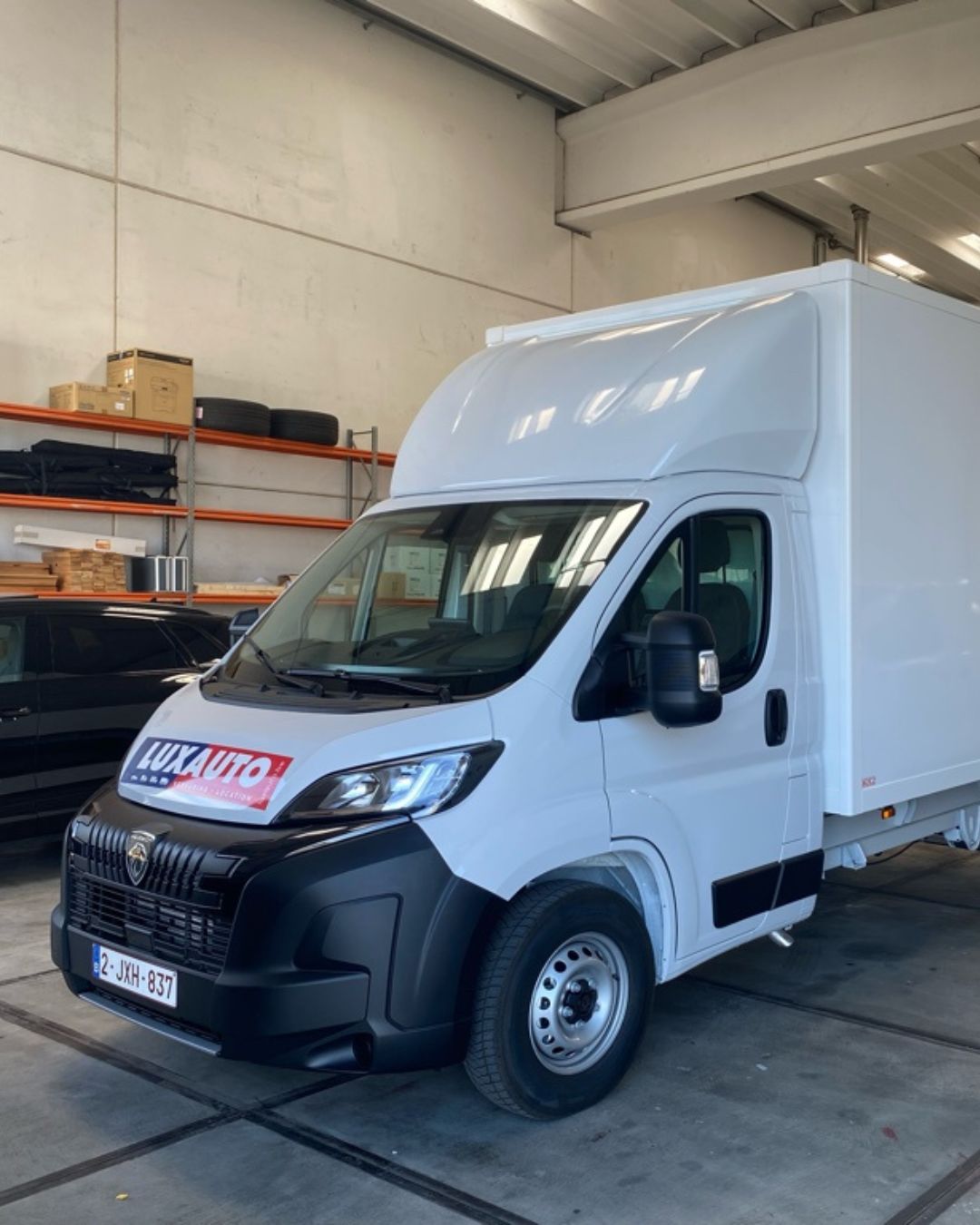 Camionette met bestickering luxauto