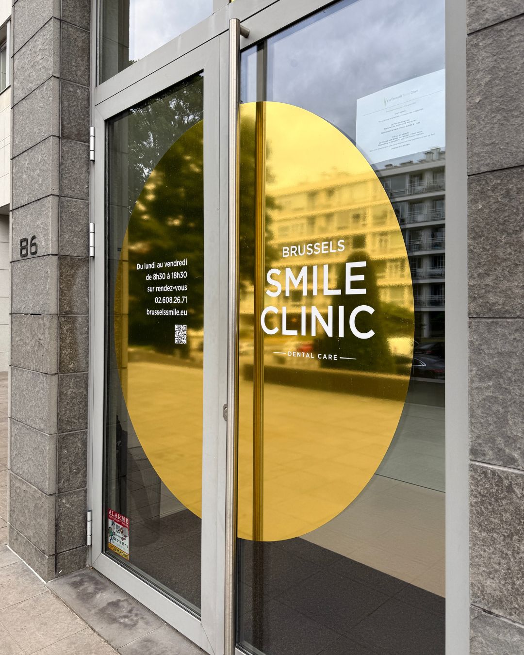 Raamstickers Brussels Smile Clinic