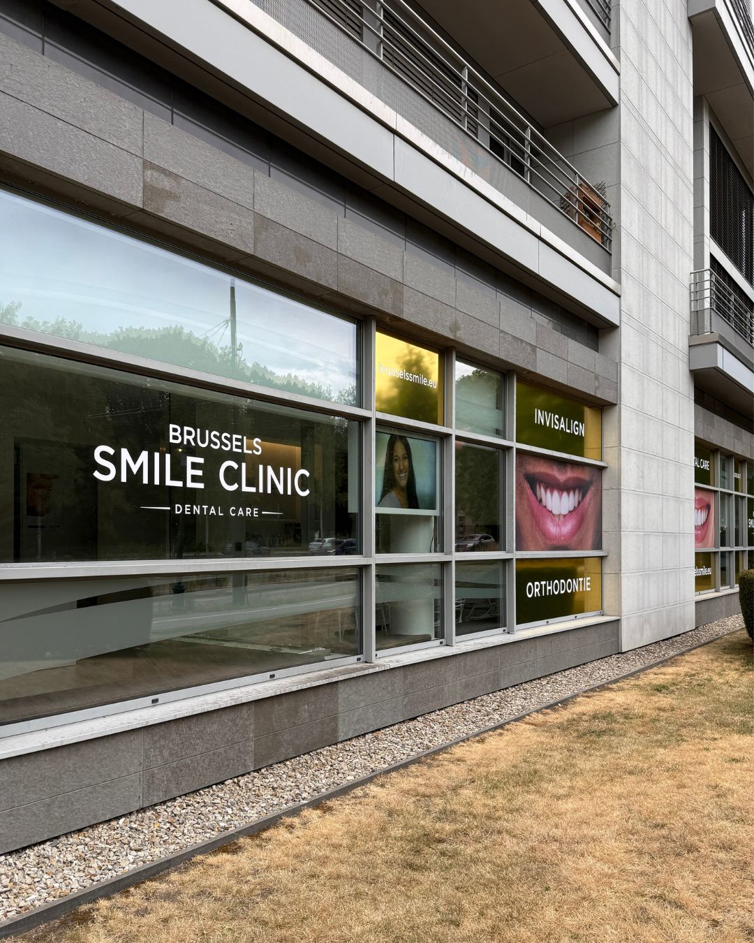 Raamstickers Brussels Smile Clinic