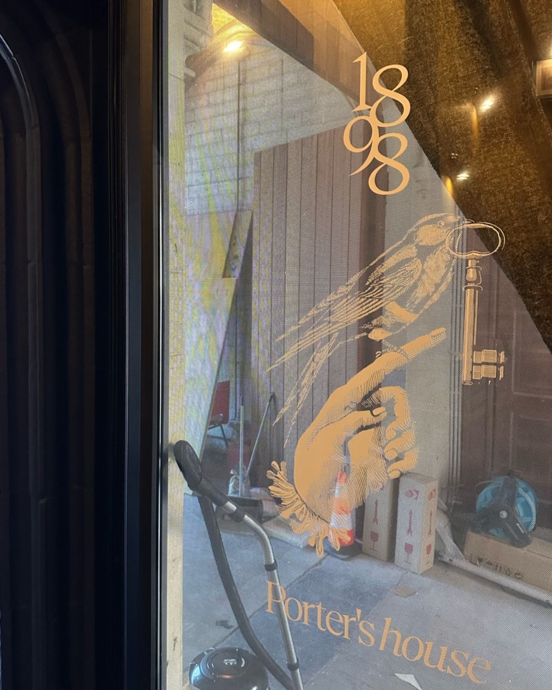 Raamsticker ingang Porters House