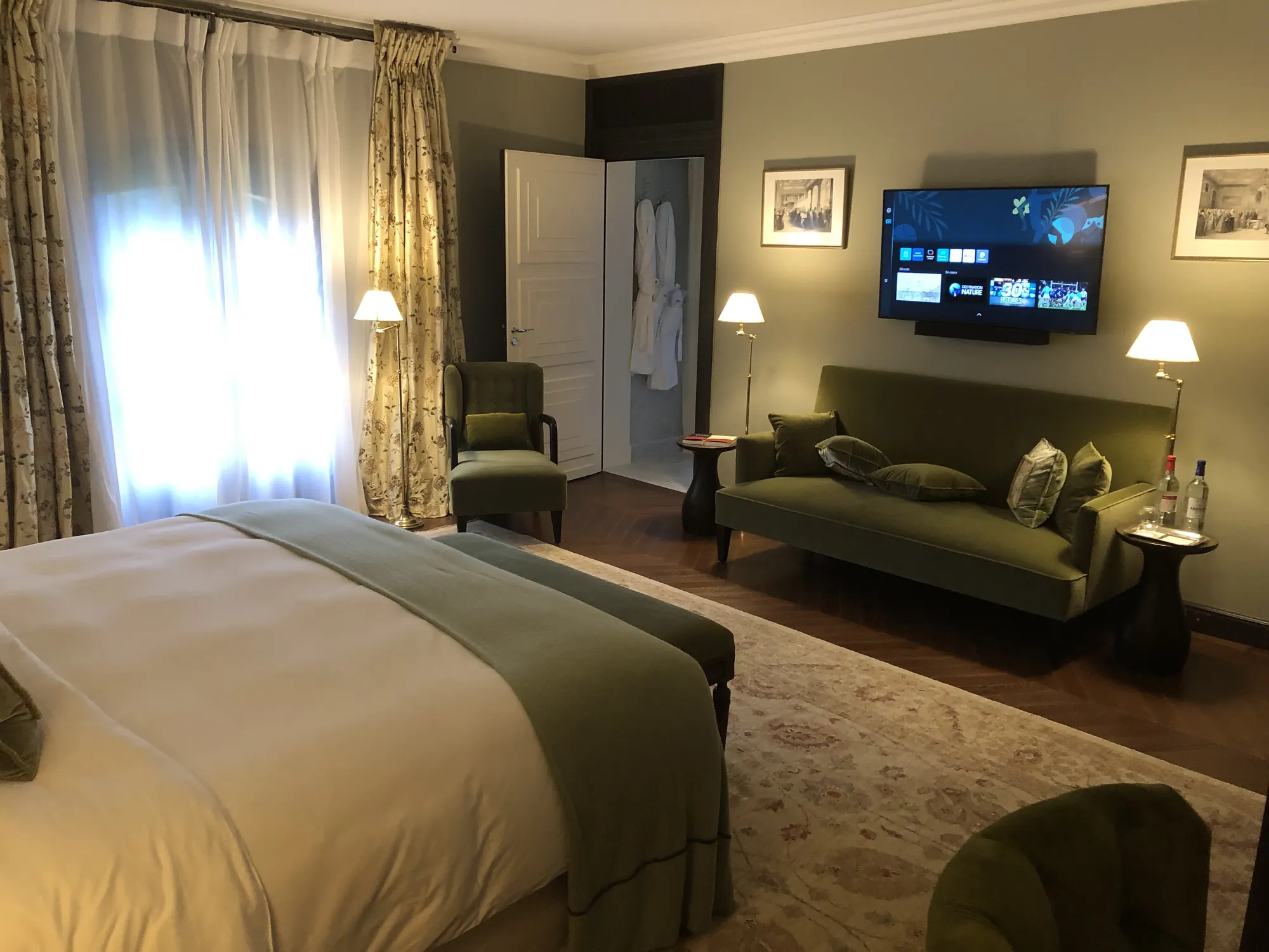 Téléviseur hospitality avec interface personnalisée dans une suite d'hôtel