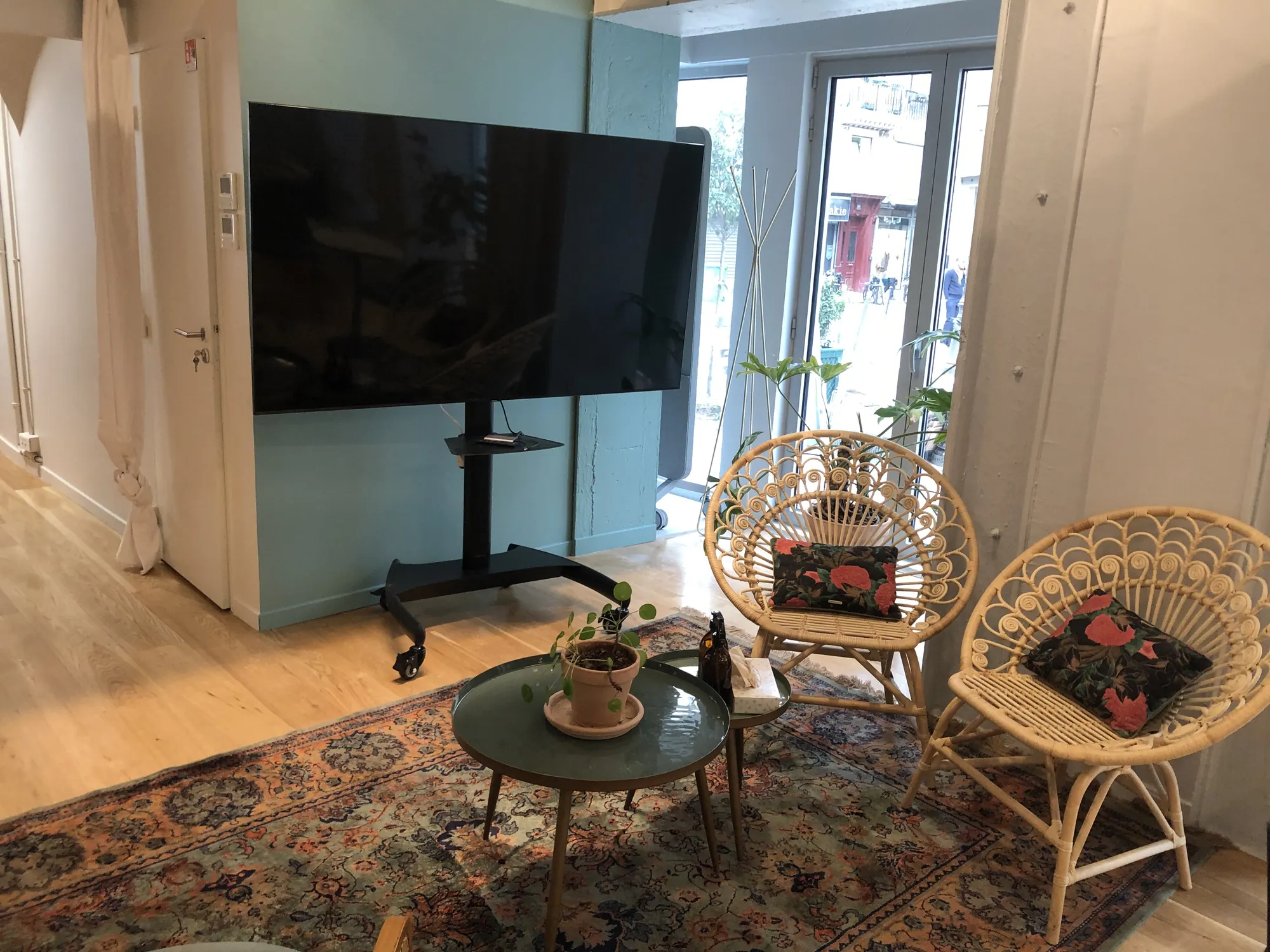 Écran sur pied dans un espace de vente avec vitrine sur rue