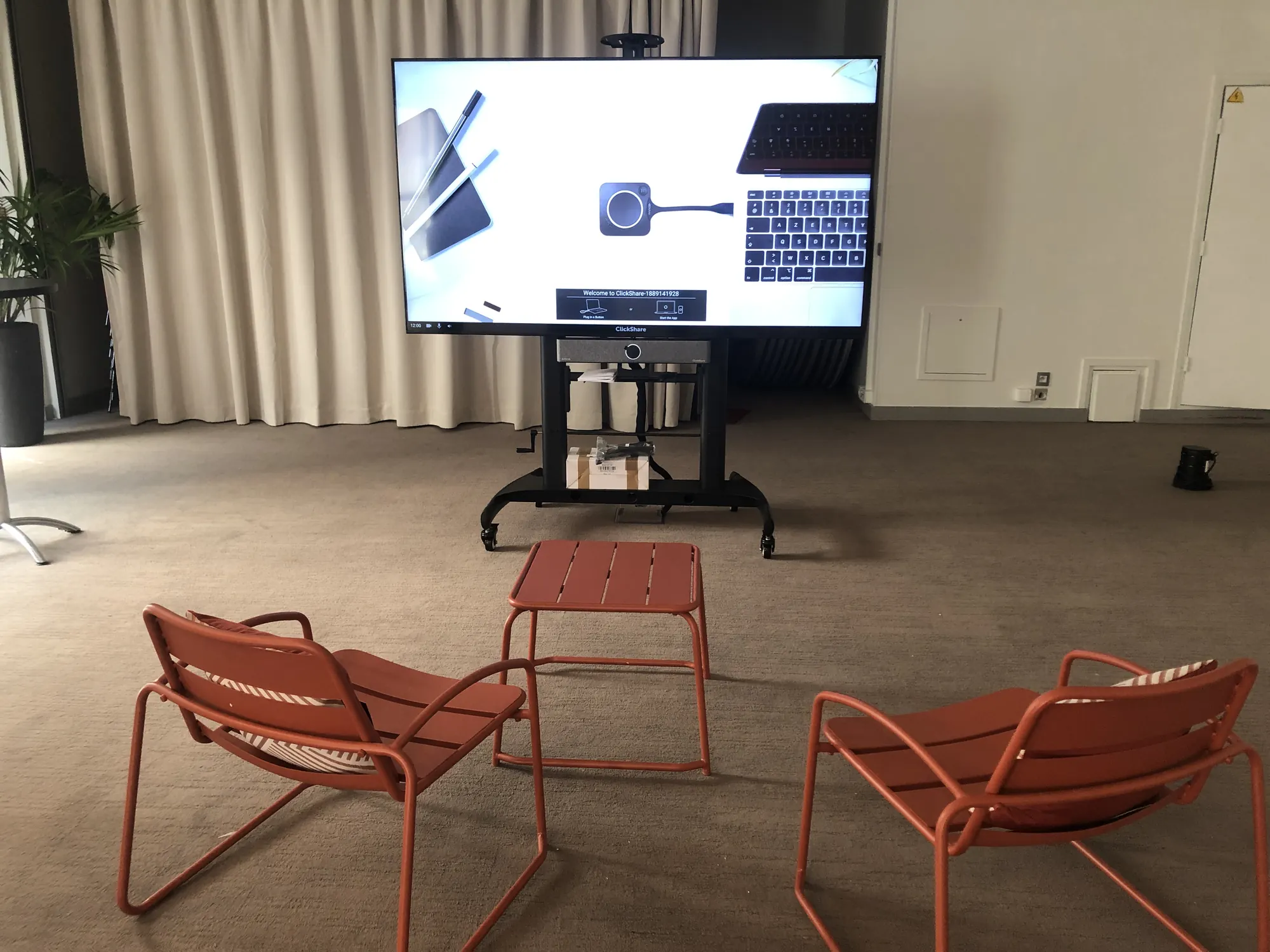 Espace collaboratif équipé d'un écran sur pied avec partage sans fil